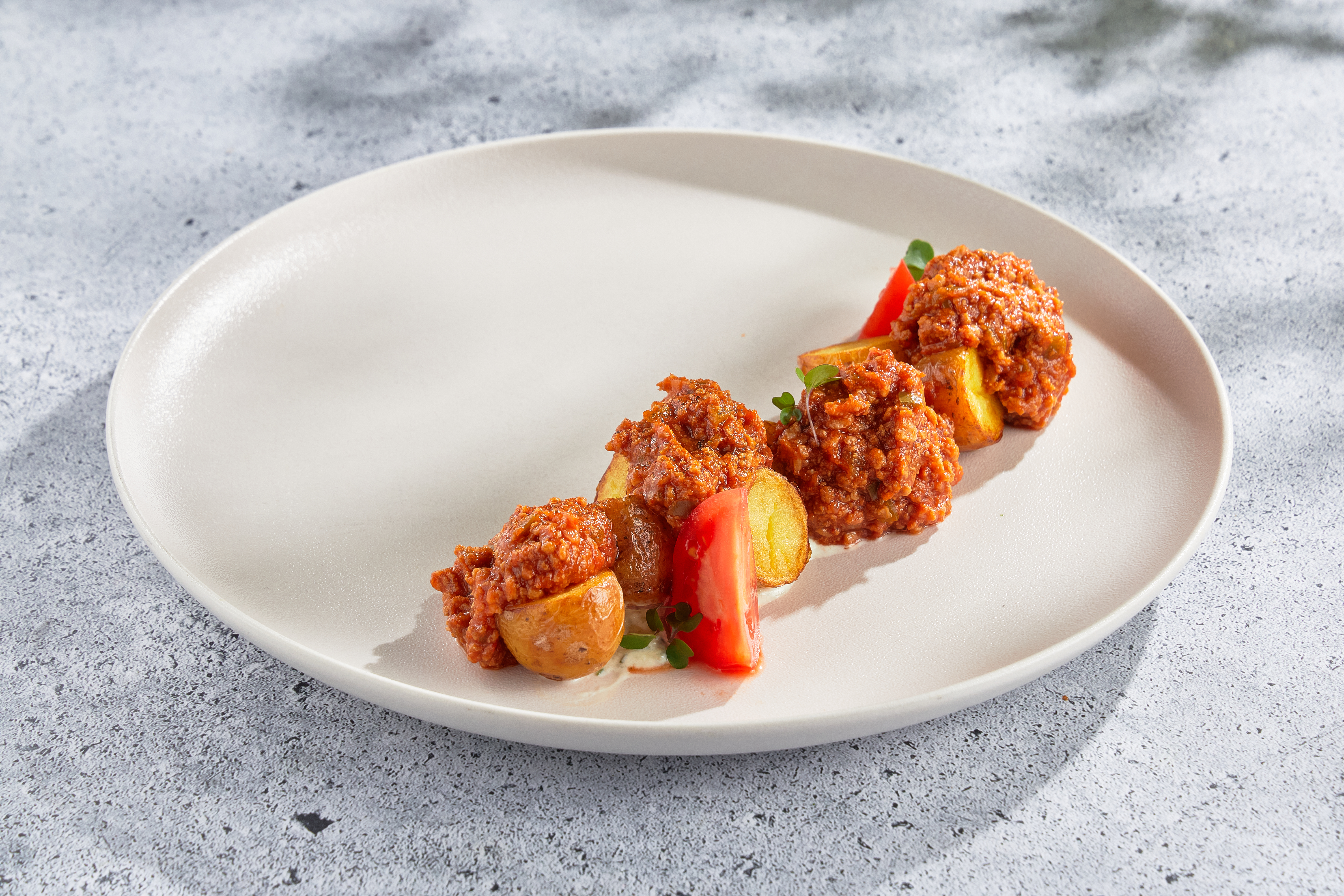 Печеный картофель с мясным фаршем и томатами